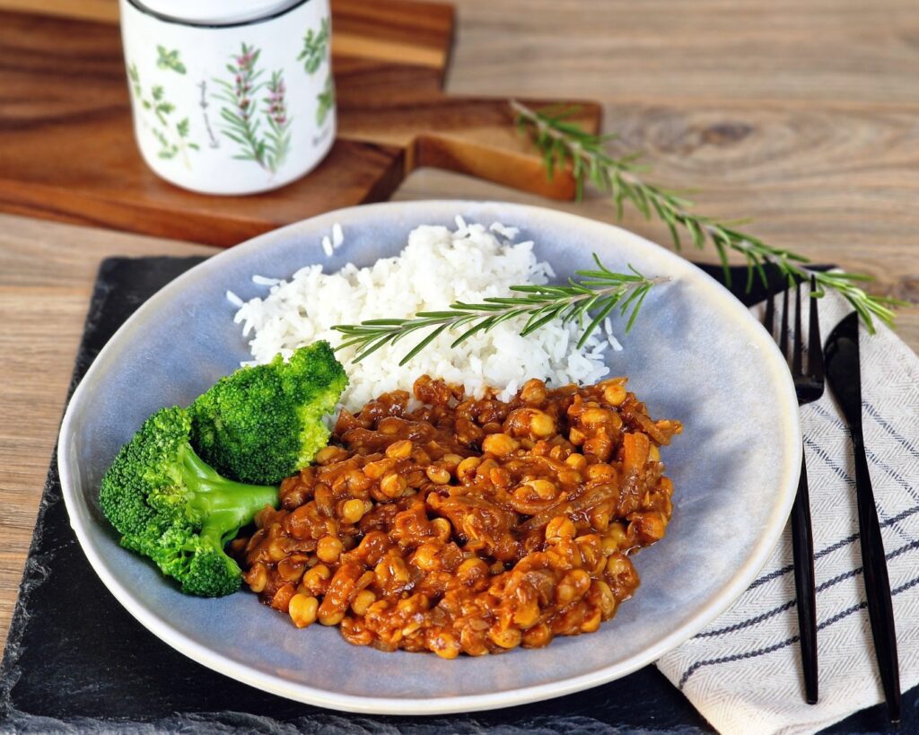 Csicseriborsós-paradicsomos curry párolt rizzsel és brokkolival