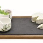 R2S.997OFR Fa vágólap 2 porcelán tálkával porcelánkanállal