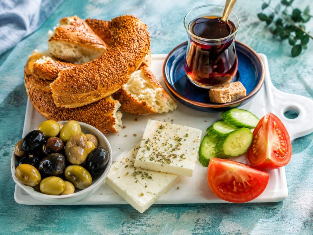 Török reggeli tál feta sajttal, olívabogyóval, paradicsommal, uborkával, szezámos péksüteménnyel és fekete teával