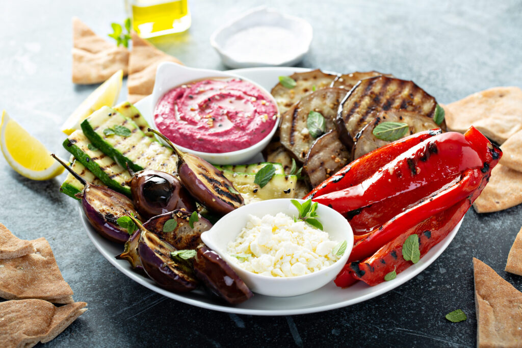 Mediterrán grillezett zöldségtál padlizsánnal, cukkinivel, sült paprikával, céklás hummusszal és fetával