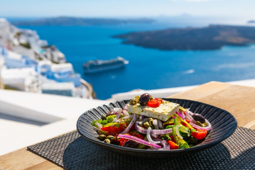 Santorini saláta fetával, kapribogyóval, koktélparadicsommal, olívabogyóval és lilahagymával